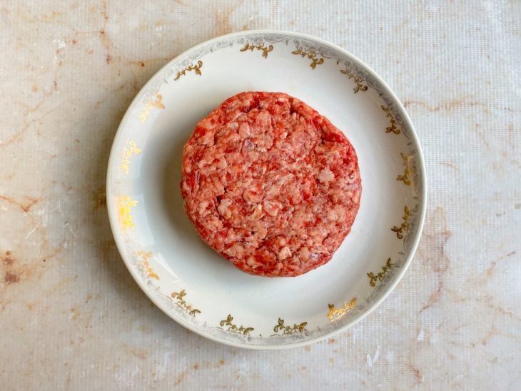 Hambúrguer modelado sobre um prato.