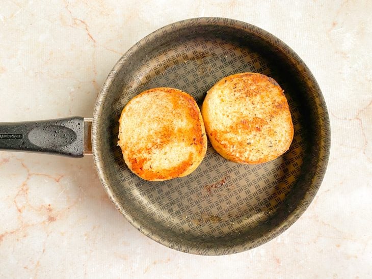 Fatias de pão tostadas na frigideira.