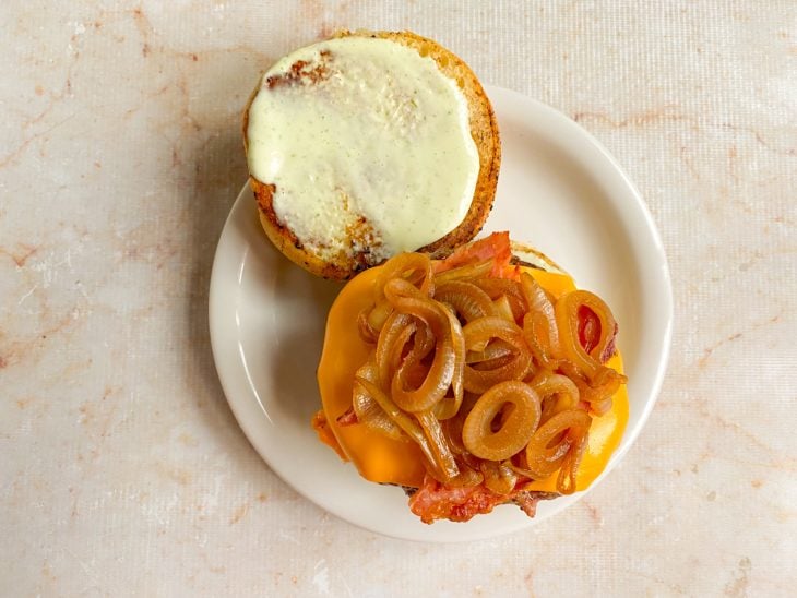 Lanche montado em um prato branco redondo.