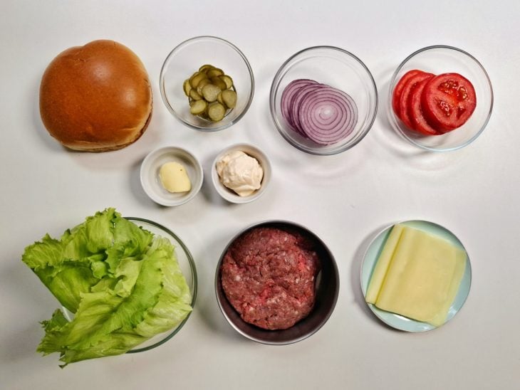 Ingredientes reunidos em uma bancada.