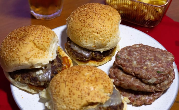 Hamburguer caseiro com ovo finalizado.