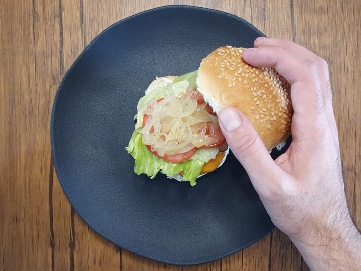 Hambúrguer com cebola caramelizada fácil - Passo a Passo