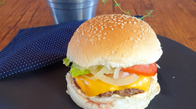 Hambúrguer com cebola caramelizada fácil