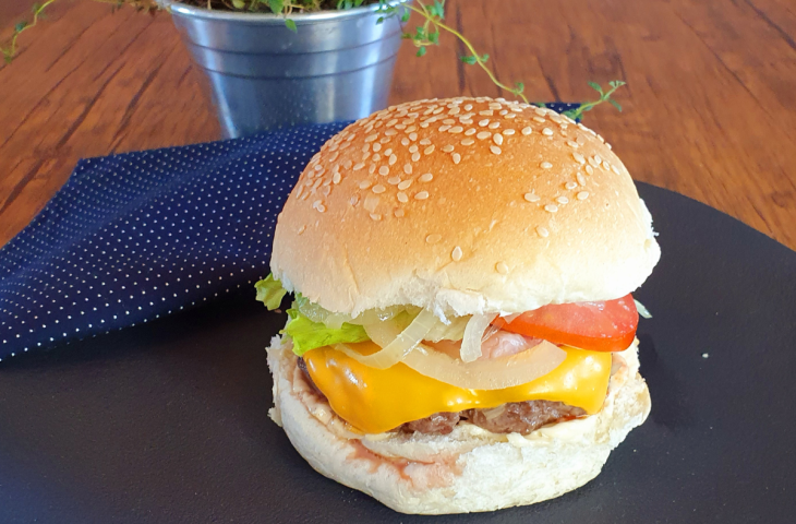 Hambúrguer com cebola caramelizada fácil