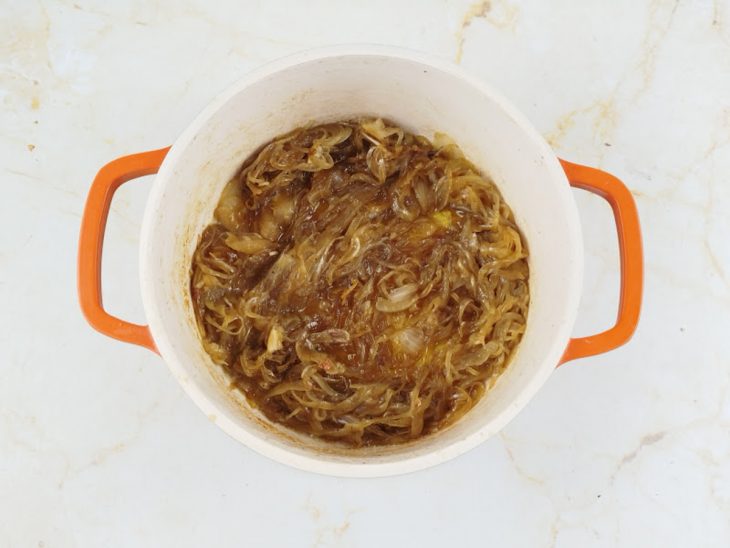 Cebola caramelizada na panela.