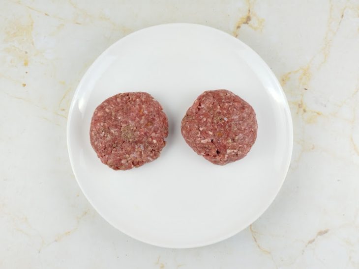 Carne moída temperada e porcionadas em duas porções.