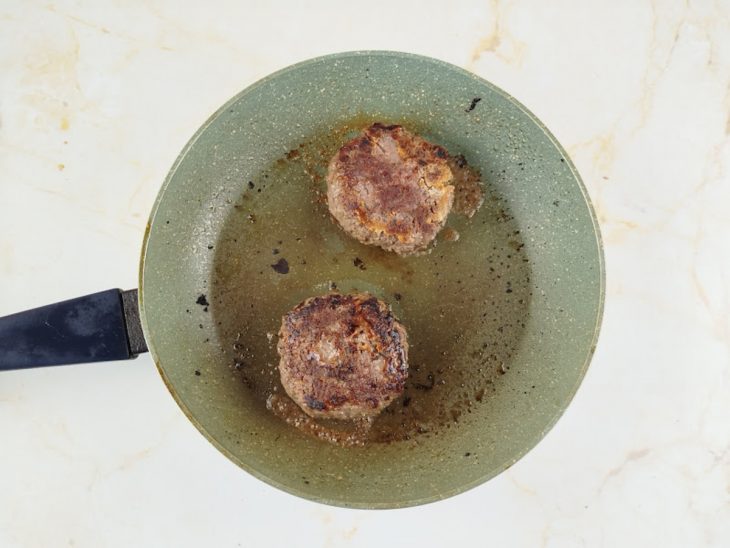 Carnes na frigideira, já fritas e douradas.