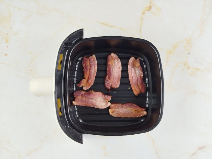 Tiras de bacon no cesto da air fryer.