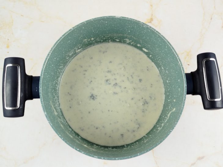 Queijo gorgonzola e o leite na panela.