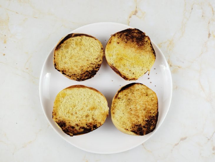 Pães cortados e tostados.