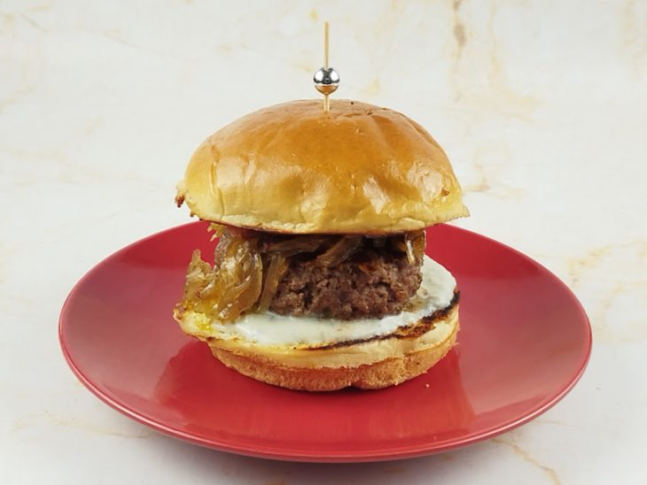 Hambúrguer montado.