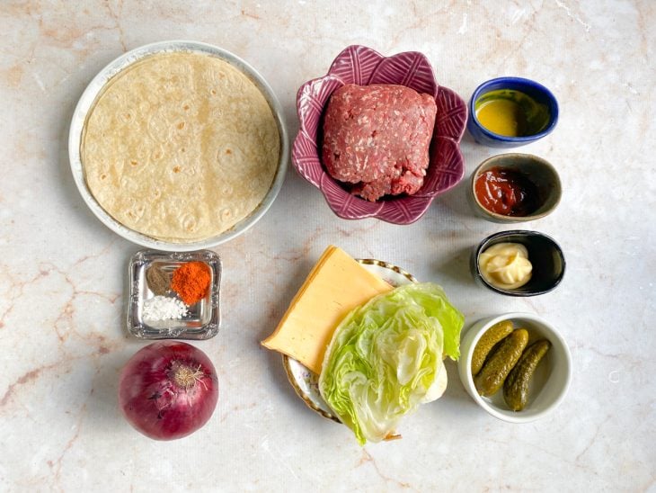 Ingredientes para a receita reunidos em uma bancada.