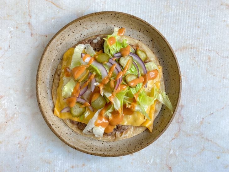 Rap10 em um prato com salada e molho adicionados.