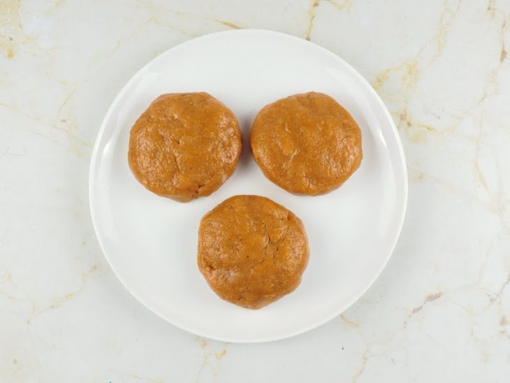 Massa de peito de frango moldada em 3 hambúrgueres.