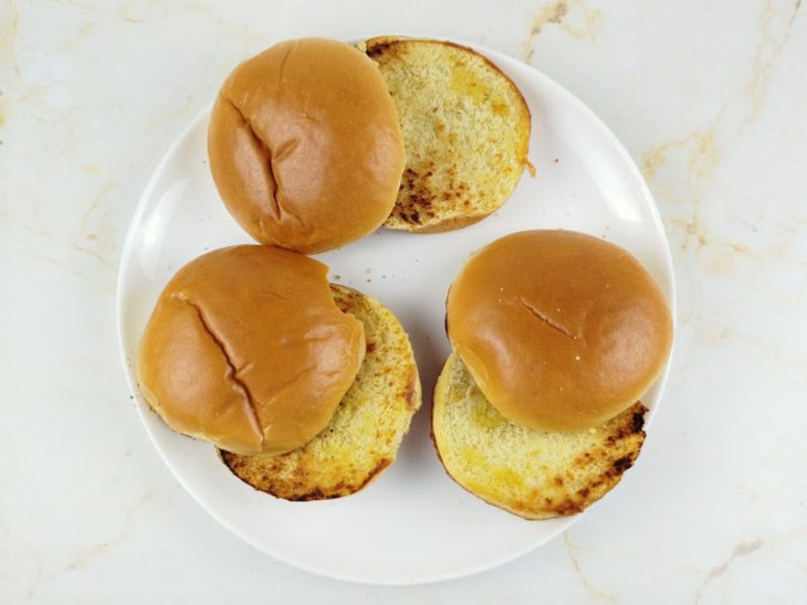 Pães cortados e tostados.