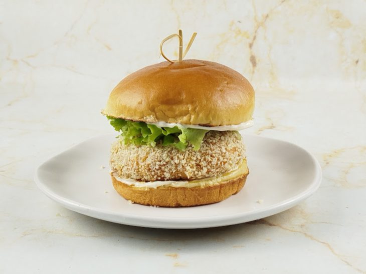 Hambúrguer montado em um prato.