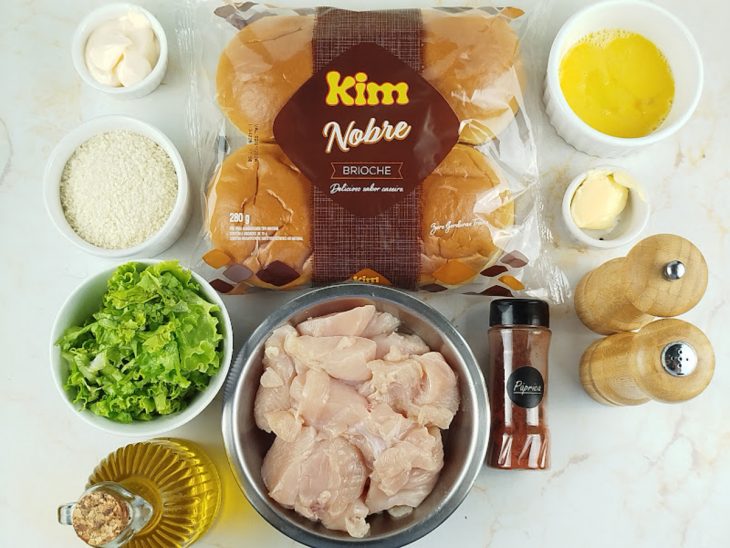 Ingredientes reunidos na bancada.