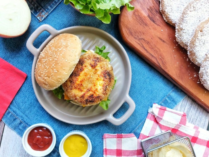 Um lanche completo com hambúrguer de frango.