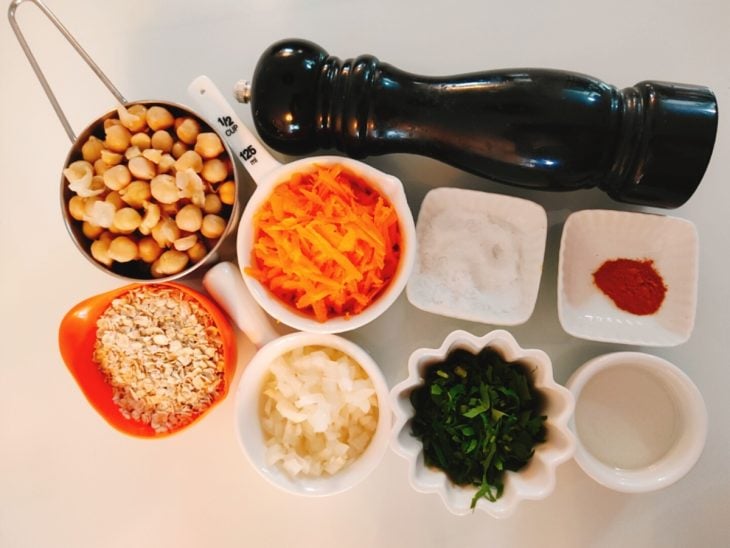 Ingredientes para a receita de hambúrguer de grão-de-bico separados em uma bancada.
