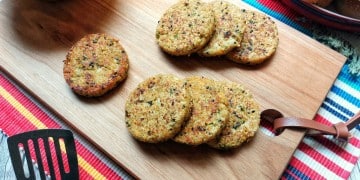 Uma tábua com vários hambúrgueres de quinoa.
