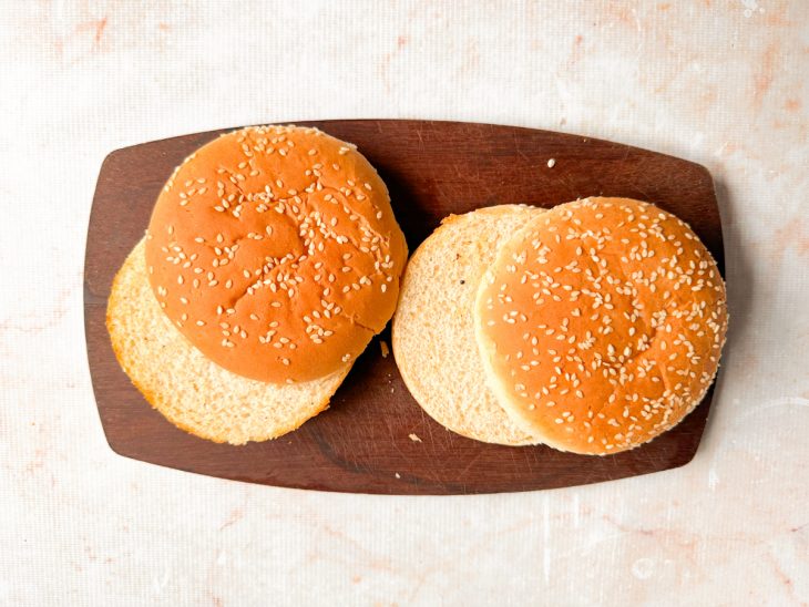 Pães cortados ao meio.