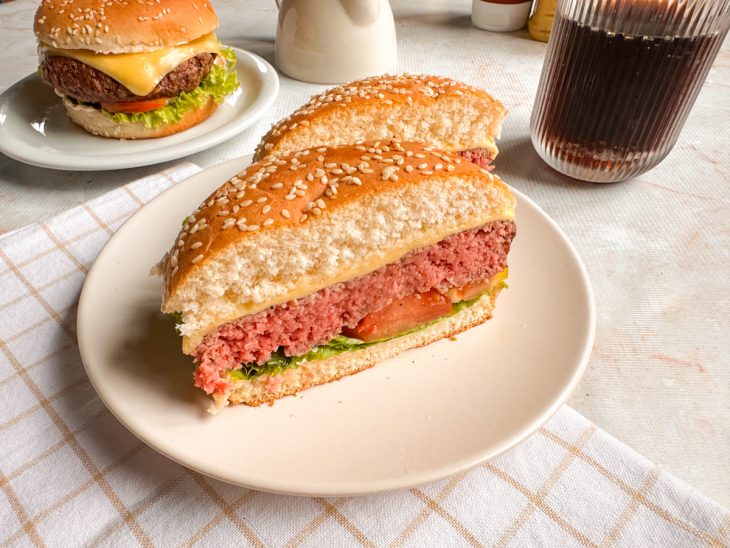 Hambúrguer na air fryer servido com refrigerante.