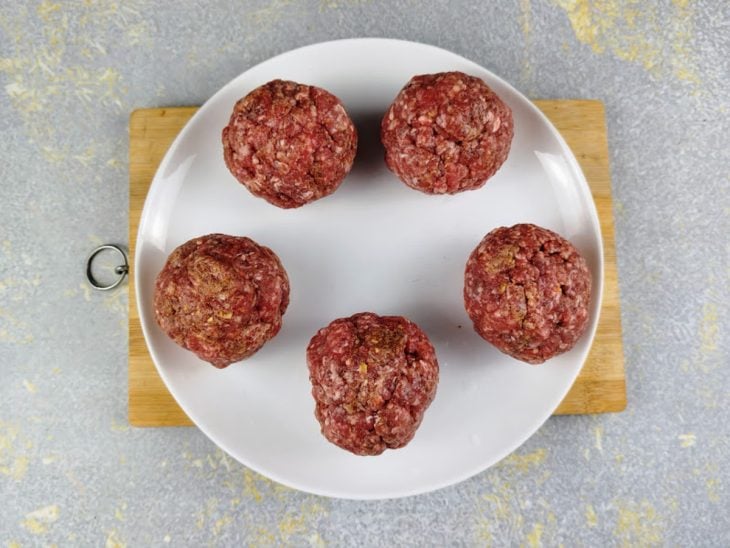 Porções de carne acomodadas em um prato.
