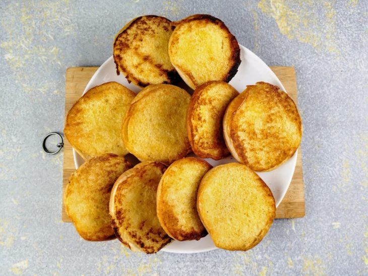 Pães tostados e reservados em um prato.