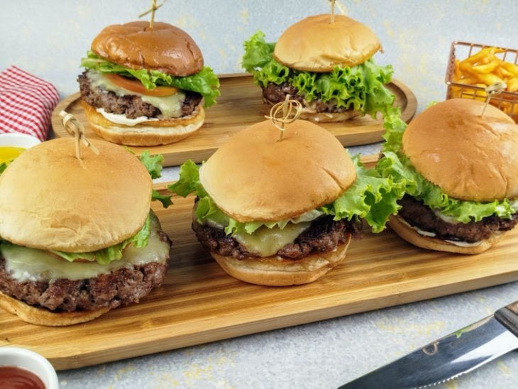Hambúrgueres simples prontos para consumo.