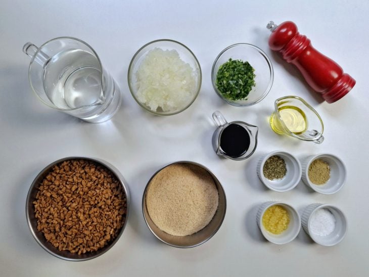 Uma bancada com os ingredientes.