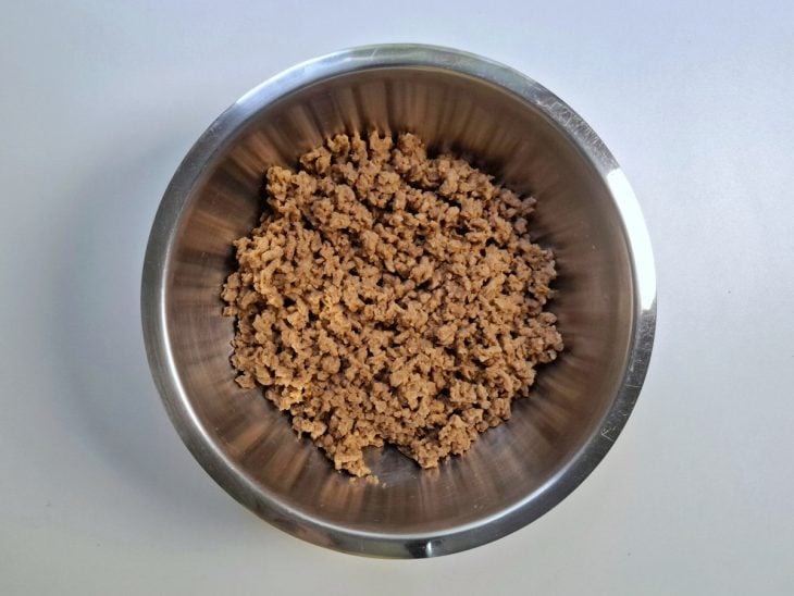 Uma tigela com proteína de soja hidratada.