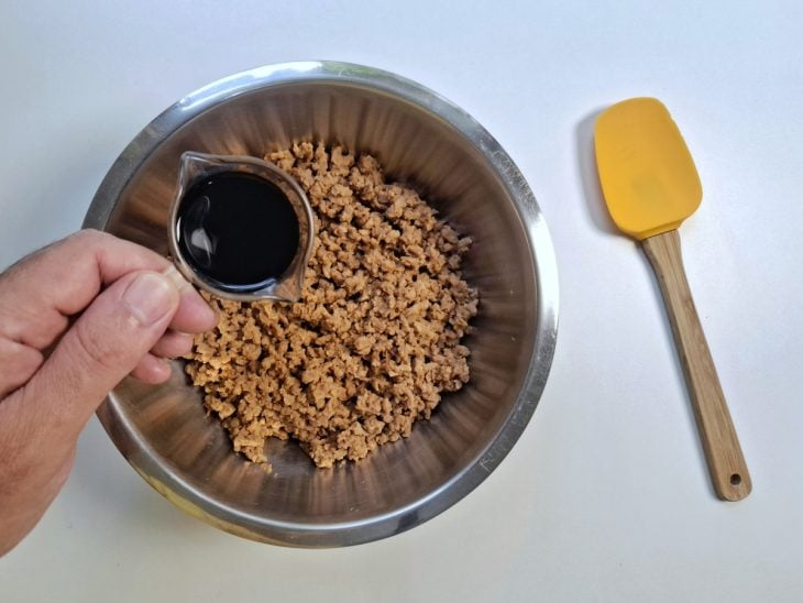 Uma tigela com proteína de soja e shoyu.