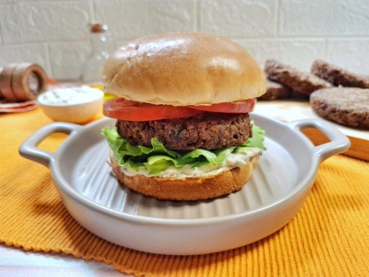 Recipiente com hambúrguer vegetariano de soja.