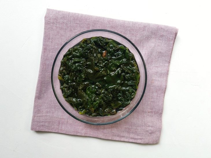 Um recipiente com algas wakame hidratando.