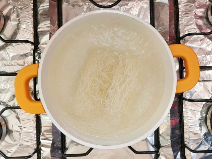 Uma panela com macarrão harusame ao fogo.