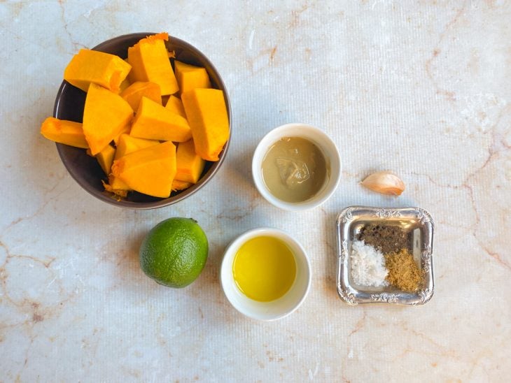 Ingredientes para a receita de homus de abóbora separados em uma bancada.