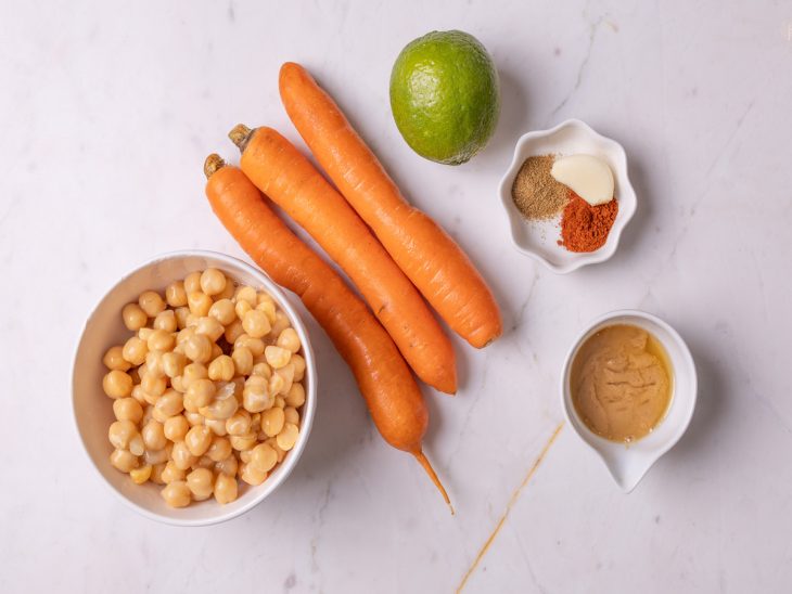 Uma bancada com os ingredientes do homus.