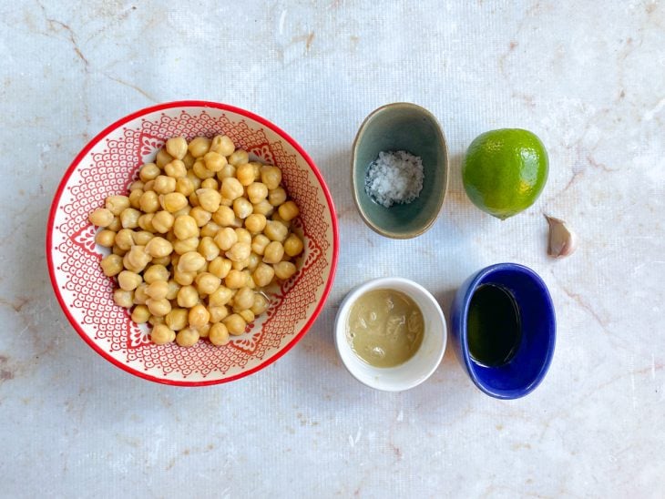 Ingredientes para a receita reunidos em uma bancada.