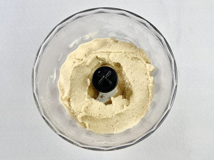 Grão-de-bico com demais ingredientes processados.