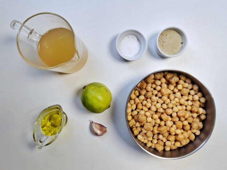 Uma bancada com os ingredientes.
