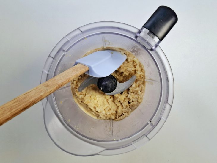 Um liquidificador com os ingredientes do homus misturados.