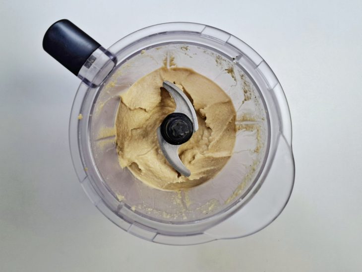Um liquidificador com a mistura do homus.