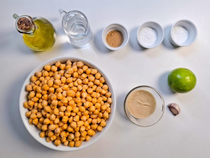 Ingredientes para a receita reunidos em uma bancada.