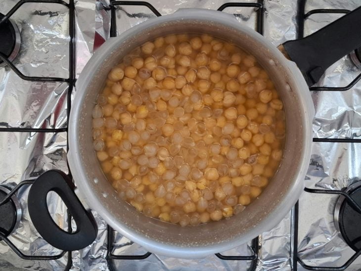 Grãos cozidos na panela.