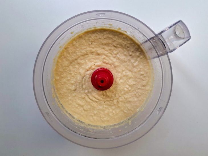 Grão-de-bico cozido adicionado e batido no mixer.