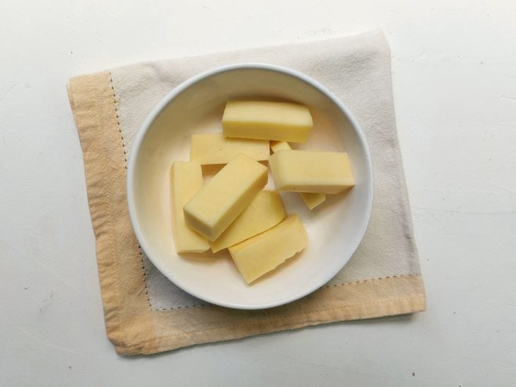 Um recipiente com pedaços de queijo.