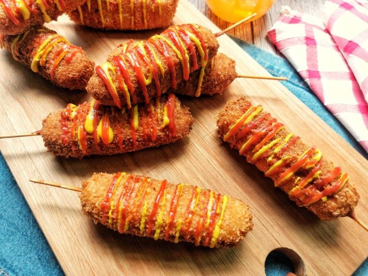 Uma tábua contendo hot dog coreano.