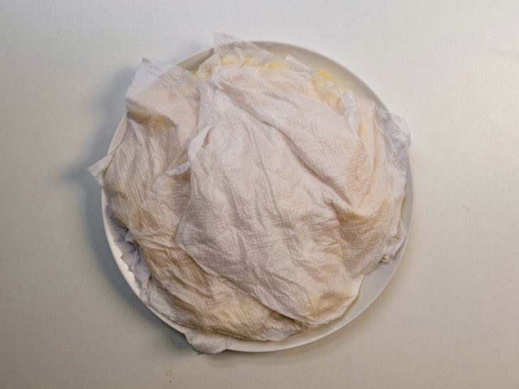 Batatas cobertas com papel toalha.