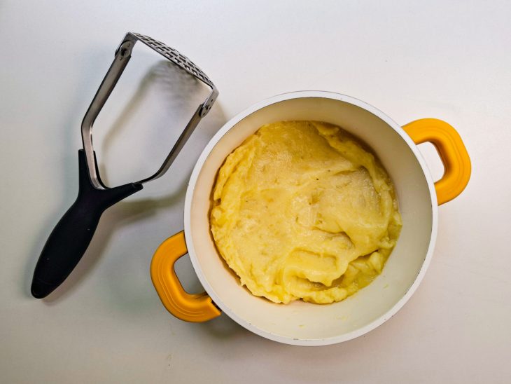 Batatas assadas numa panela.