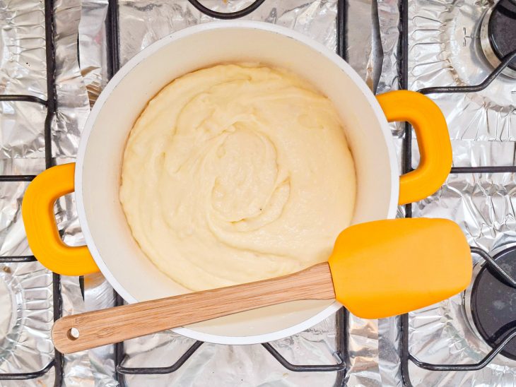 Leite e requeijão adicionados a batata.